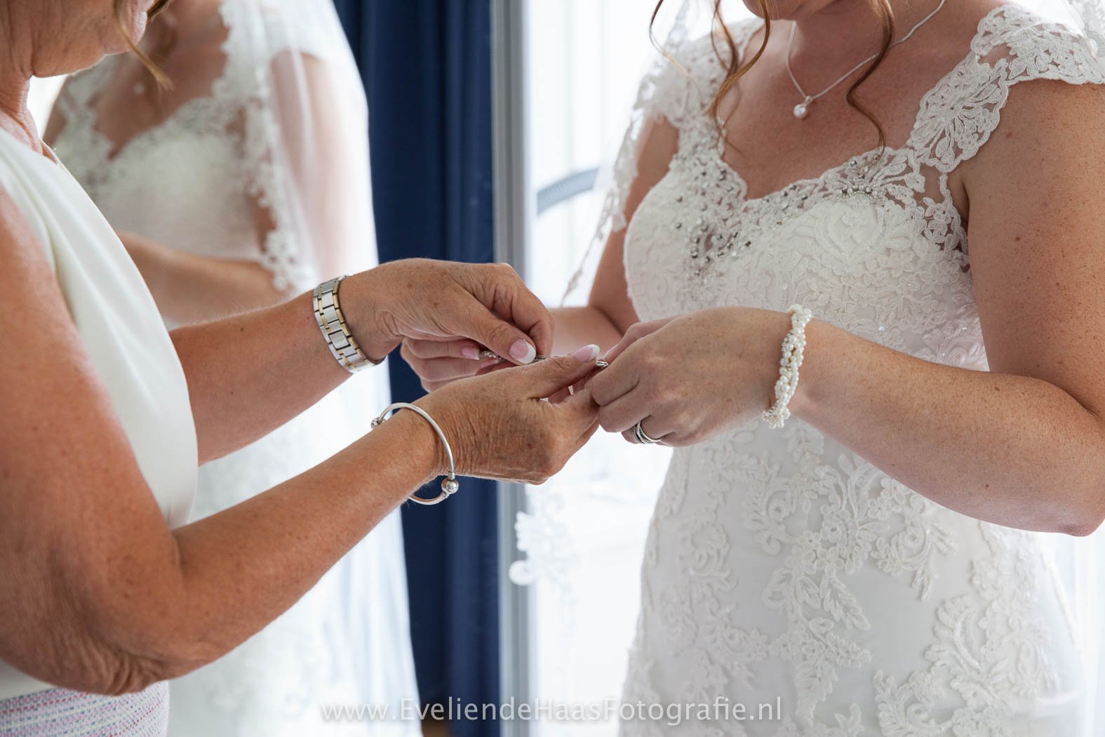 Fotograaf bruiloft ring aandoen