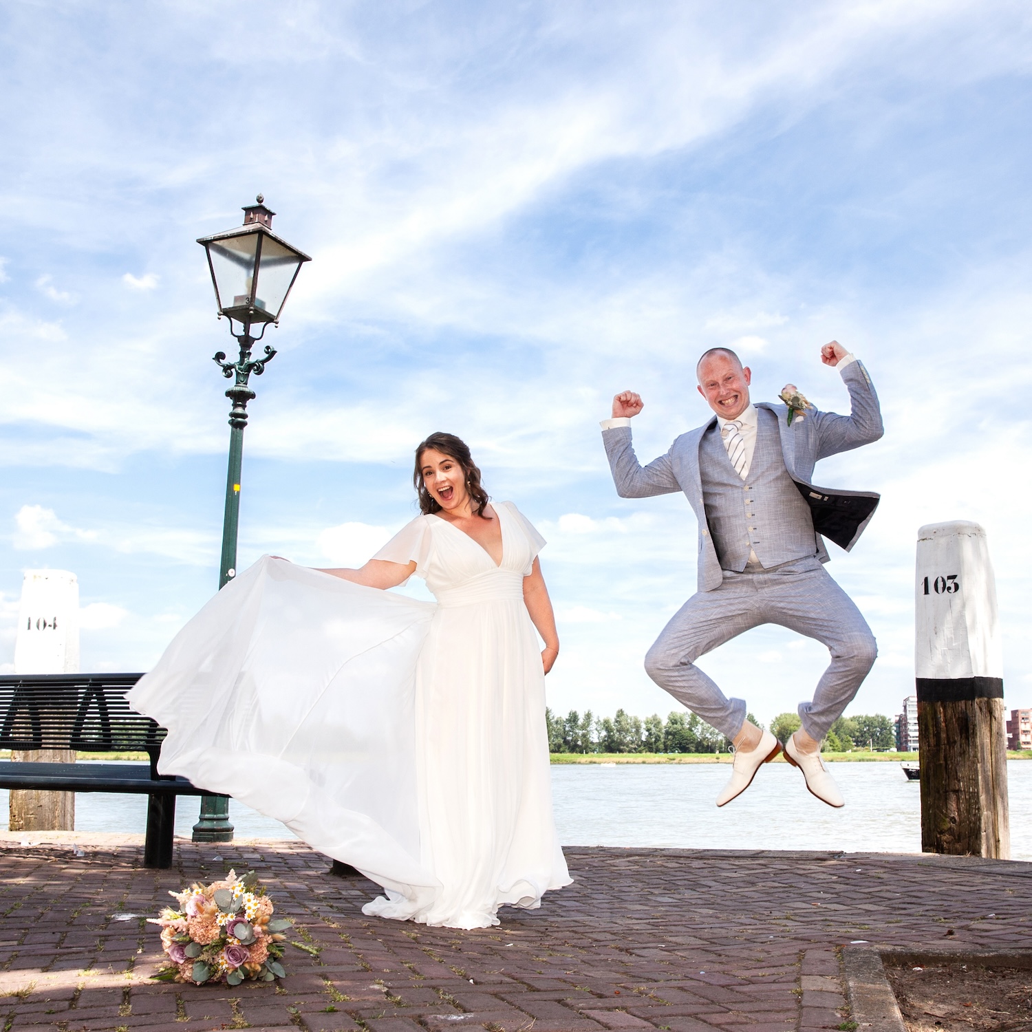 Bruidsreportage Vlissingen Bruidsfotografie in Vlissingen met bruid die springt