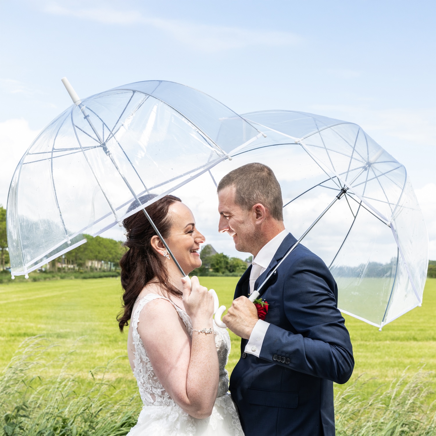 bruidspaar in zeeuwslandschap Bruidspaar in Zeeuwslandschap met paraplu